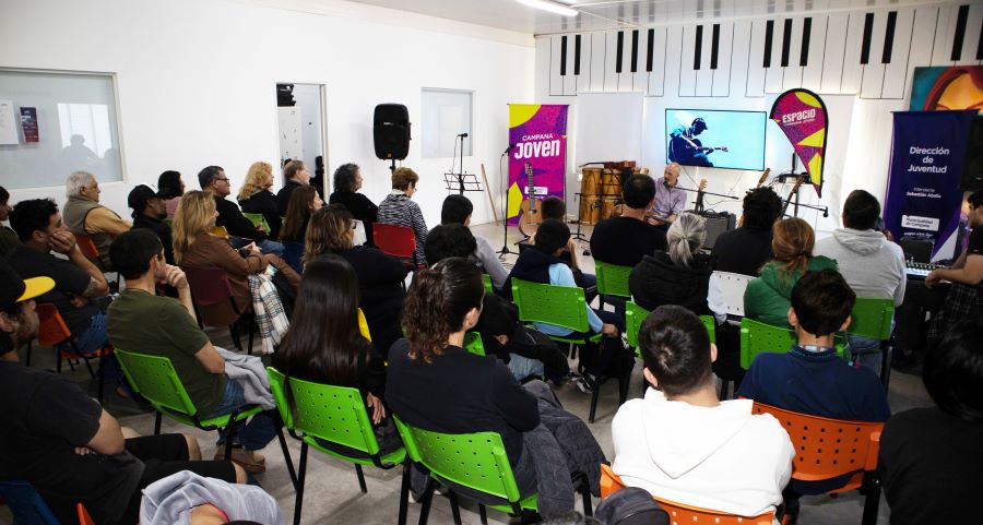 La capacitación constante es promovida por la Escuela Municipal de Música con un nuevo seminario de guitarra